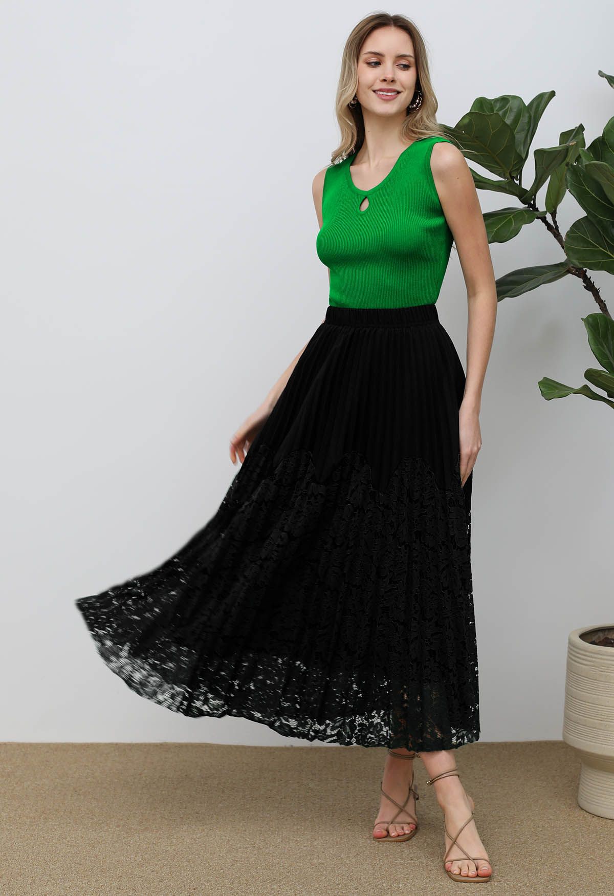 Falda larga plisada con empalme de encaje floral en negro