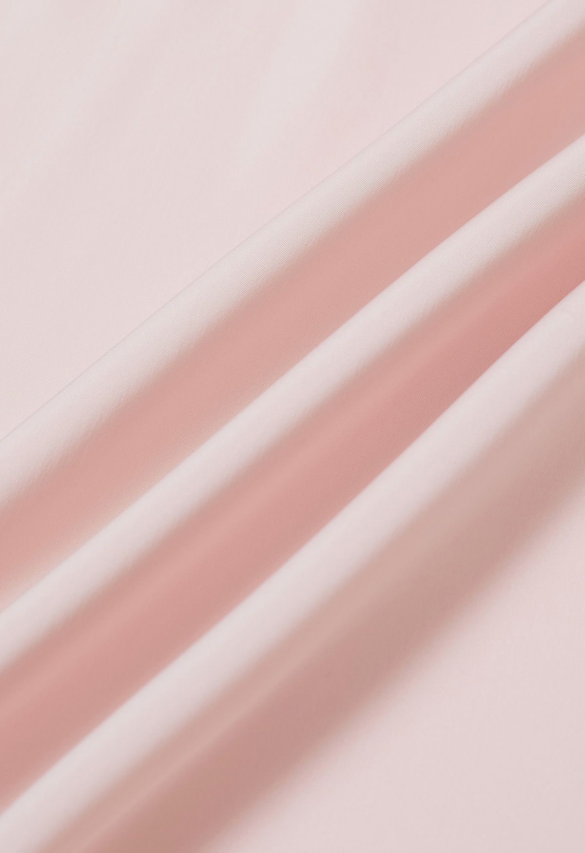 Top de satén con lazo lateral y escote nacarado en rosa