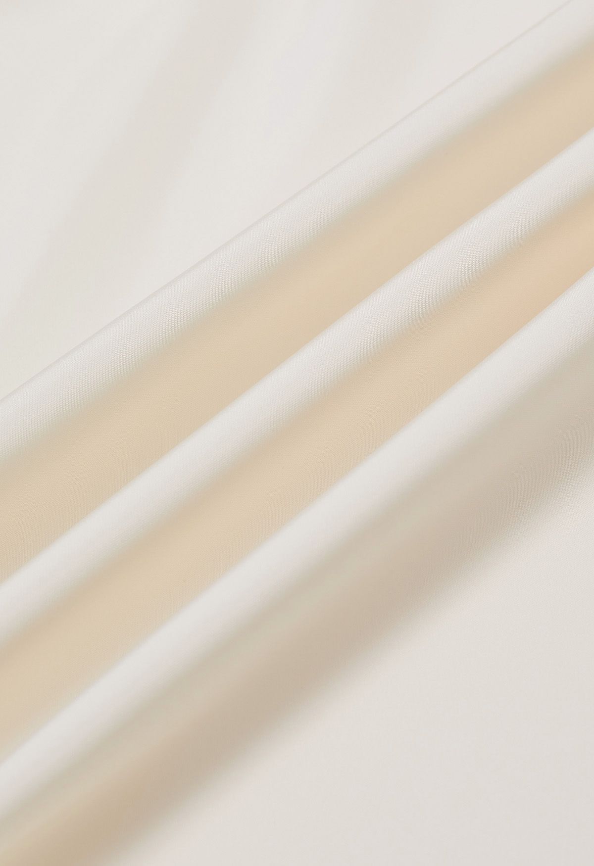 Top de satén con lazo lateral y escote nacarado en color crema