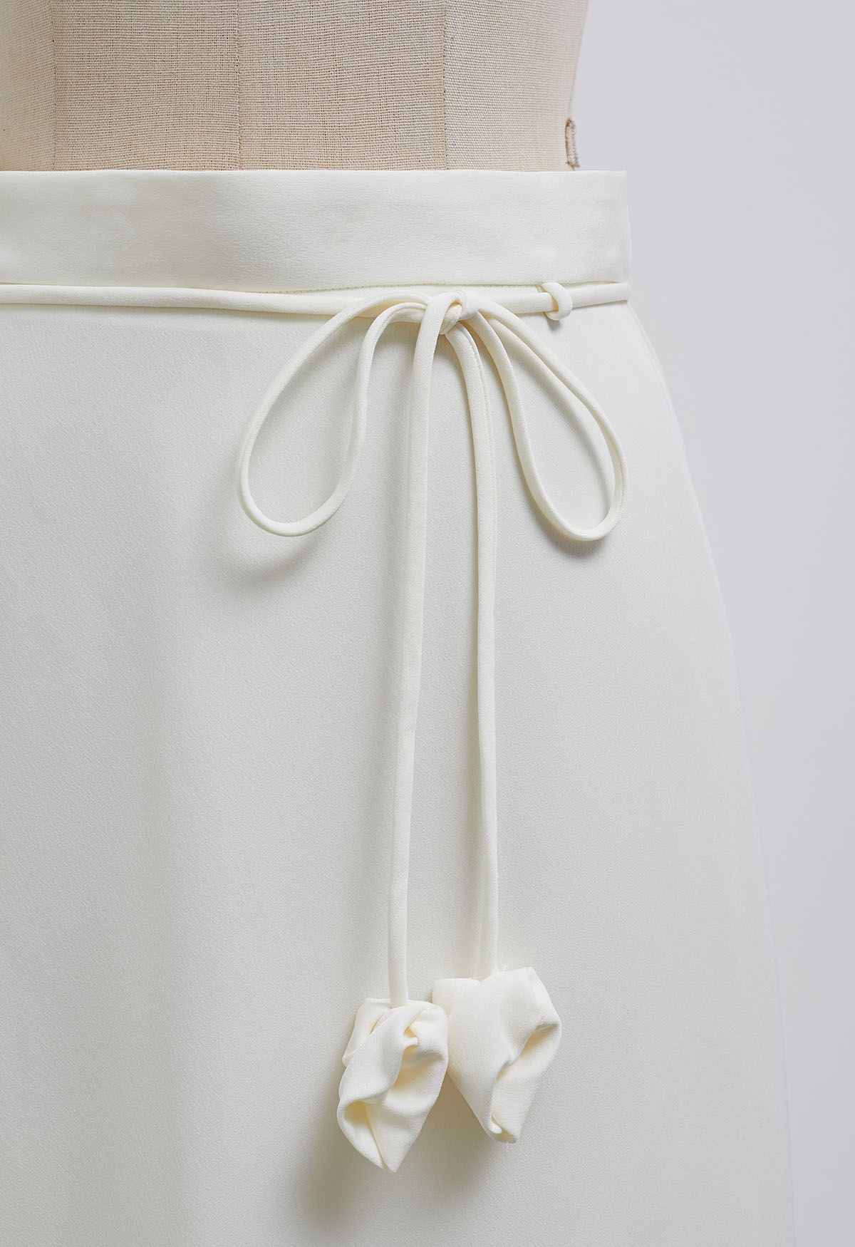 Falda midi Glam con cintura anudada en marfil