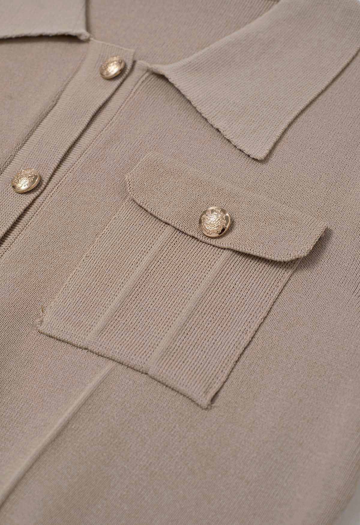 Conjunto de falda midi y top de punto de manga corta con botones destacados en color topo