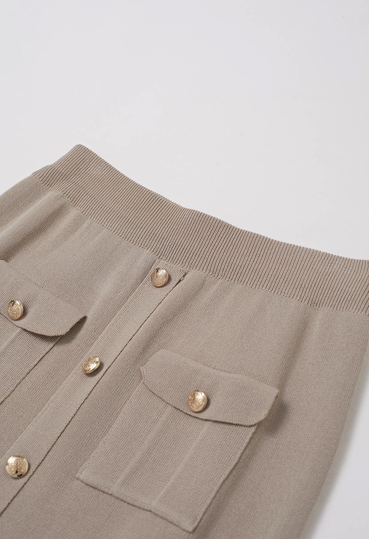 Conjunto de falda midi y top de punto de manga corta con botones destacados en color topo