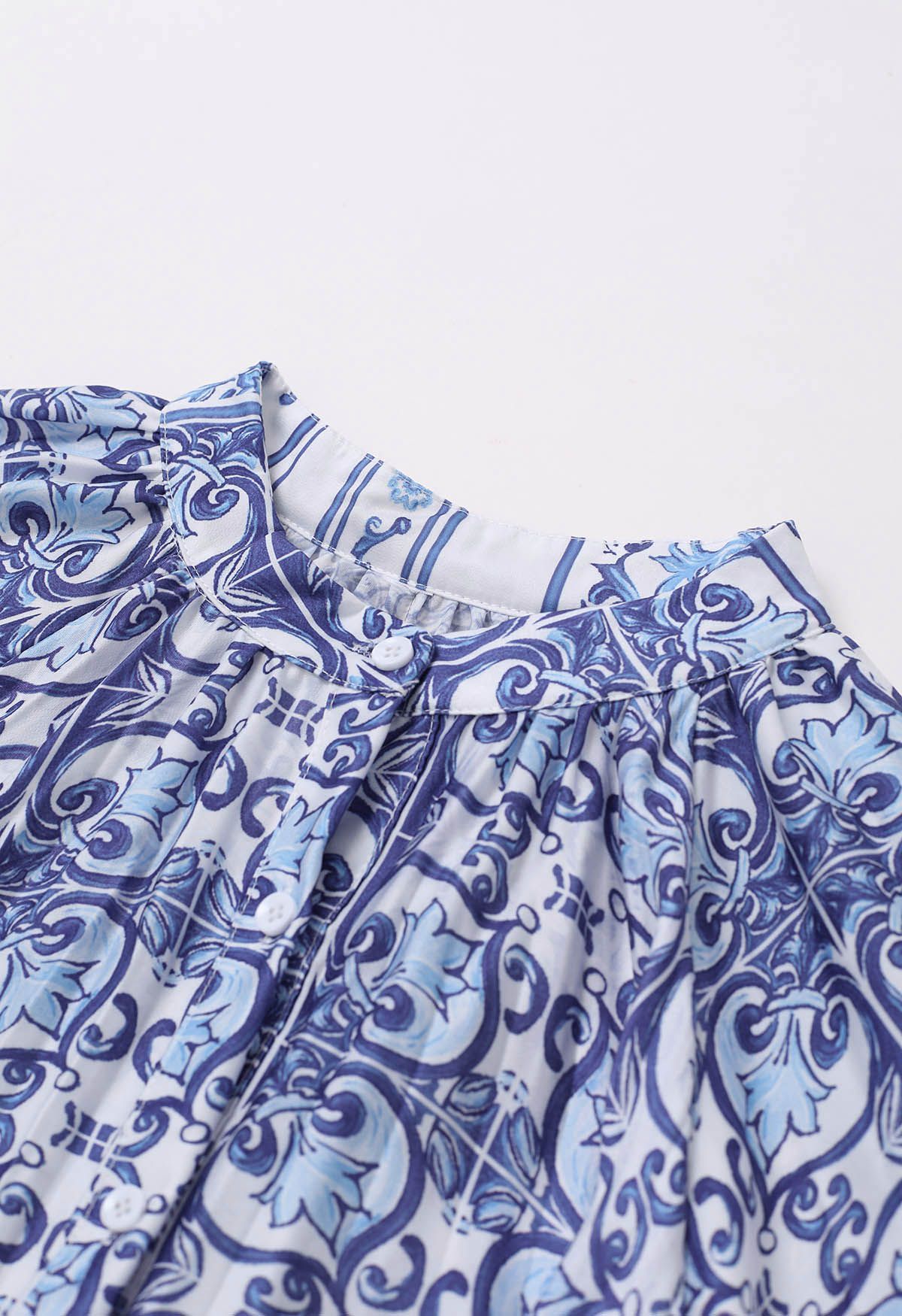 Vestido largo asimétrico con botones y pliegues completos con estampado de azulejos azul