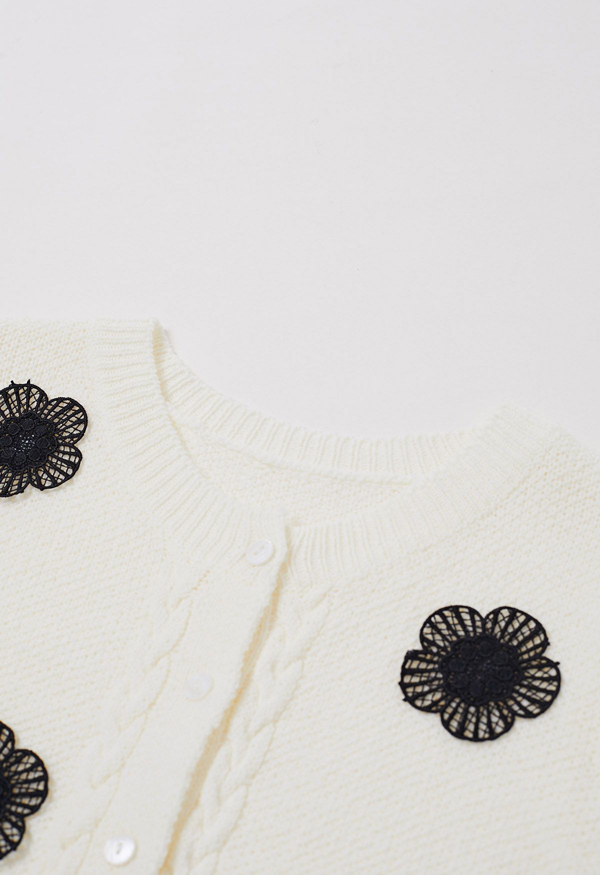 Cárdigan de punto de manga corta adornado con flores de crochet en marfil