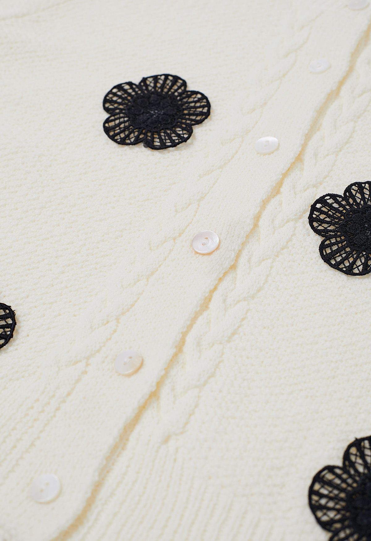 Cárdigan de punto de manga corta adornado con flores de crochet en marfil