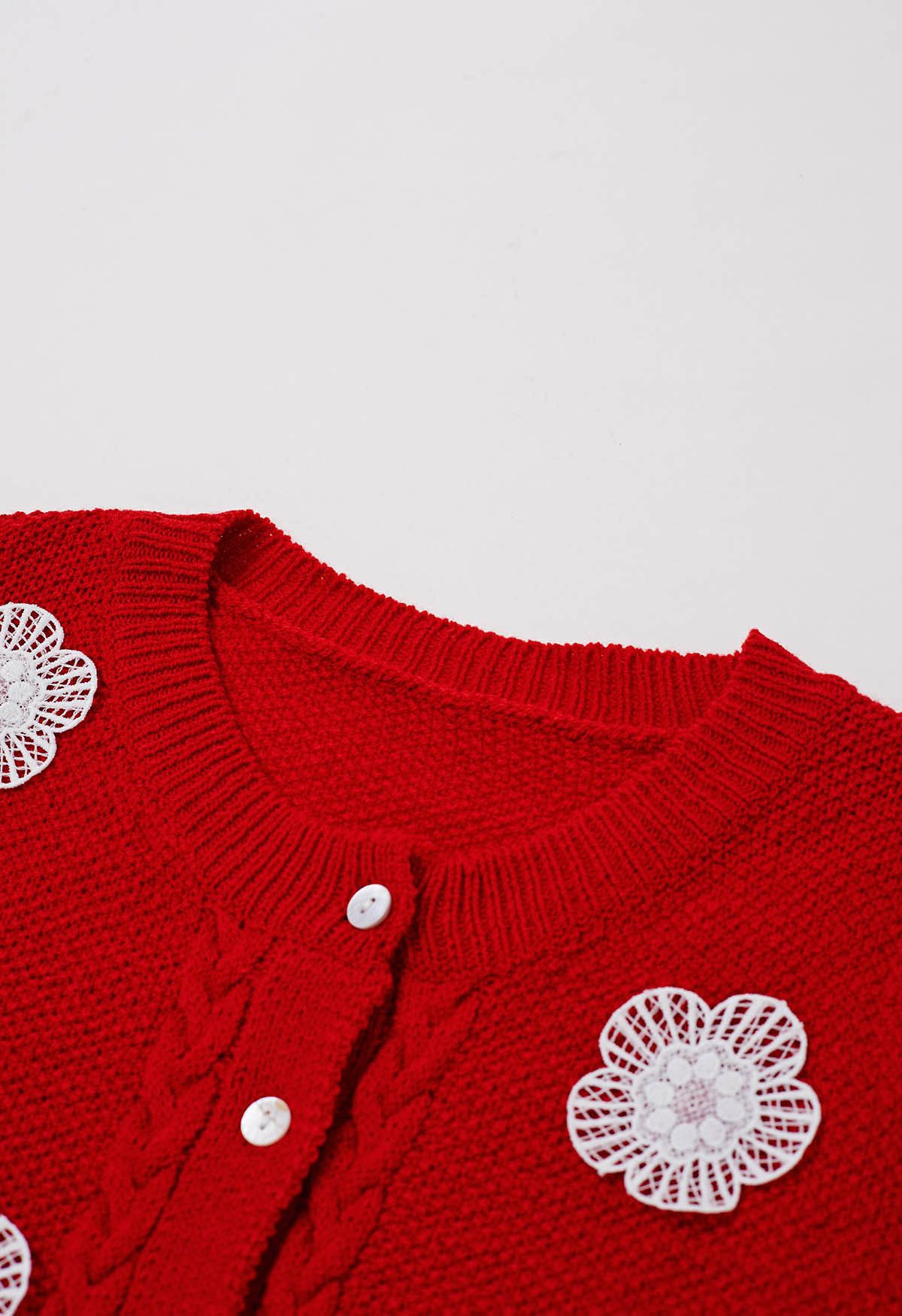 Cárdigan de punto de manga corta adornado con flores de crochet en rojo