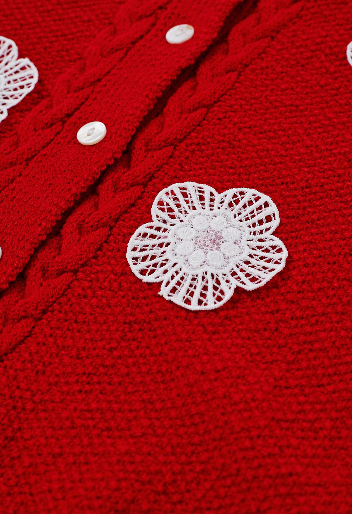 Cárdigan de punto de manga corta adornado con flores de crochet en rojo