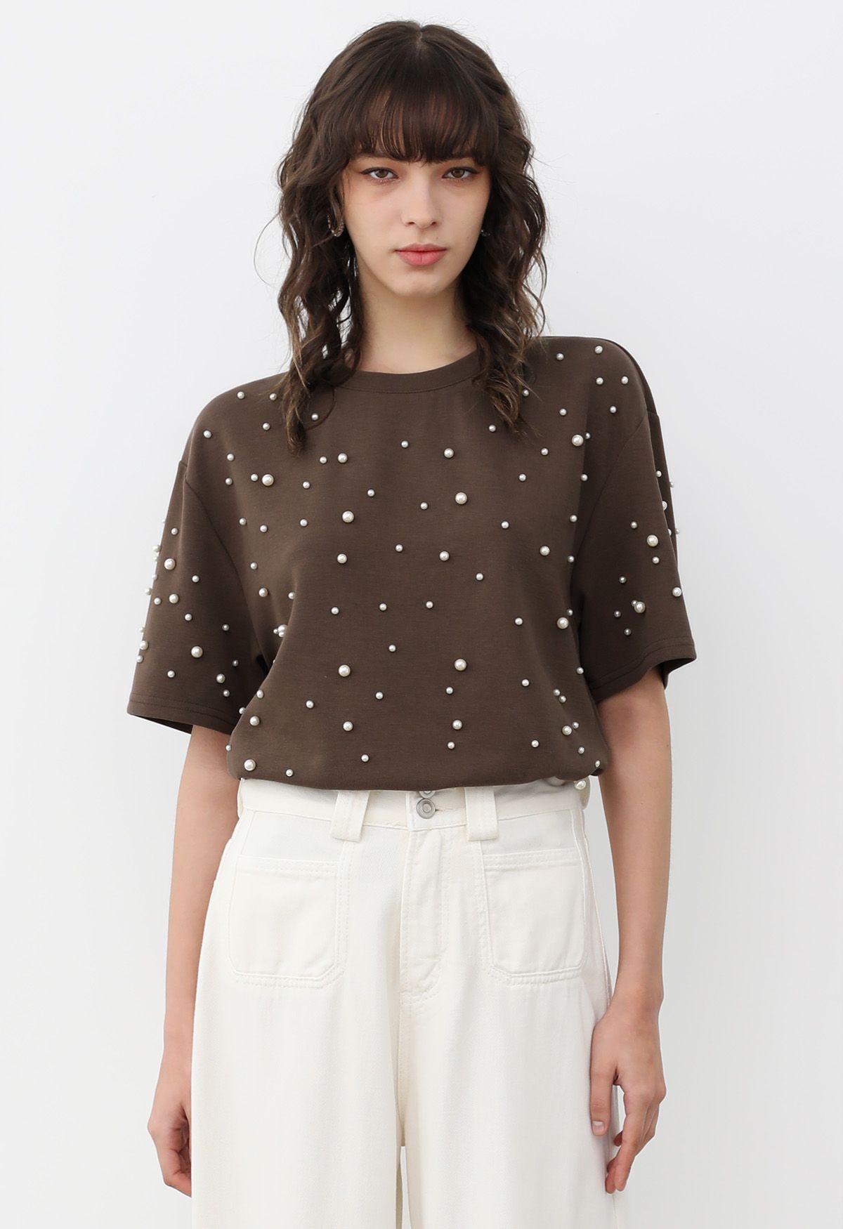 Camiseta sofisticada con ribete de perlas en marrón