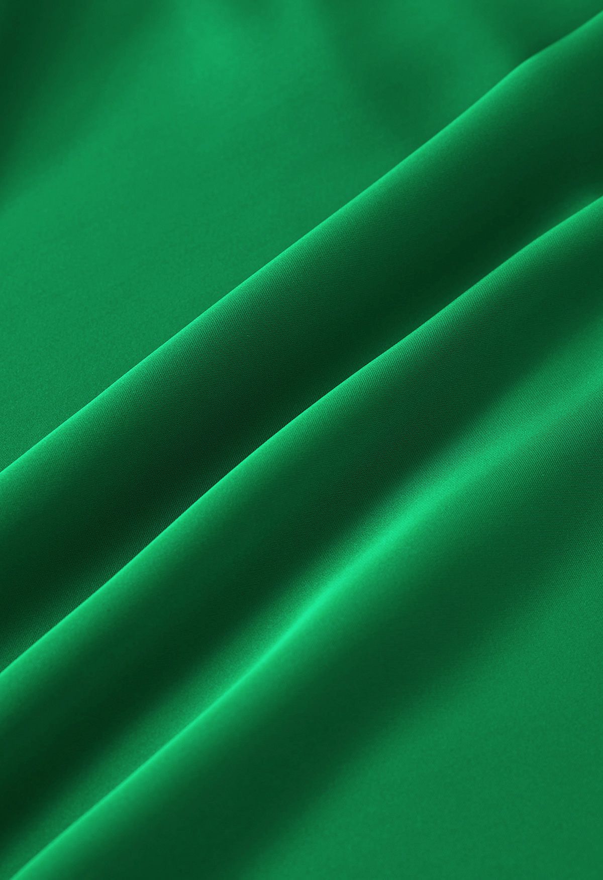 Top asimétrico de manga larga de satén fruncido en verde