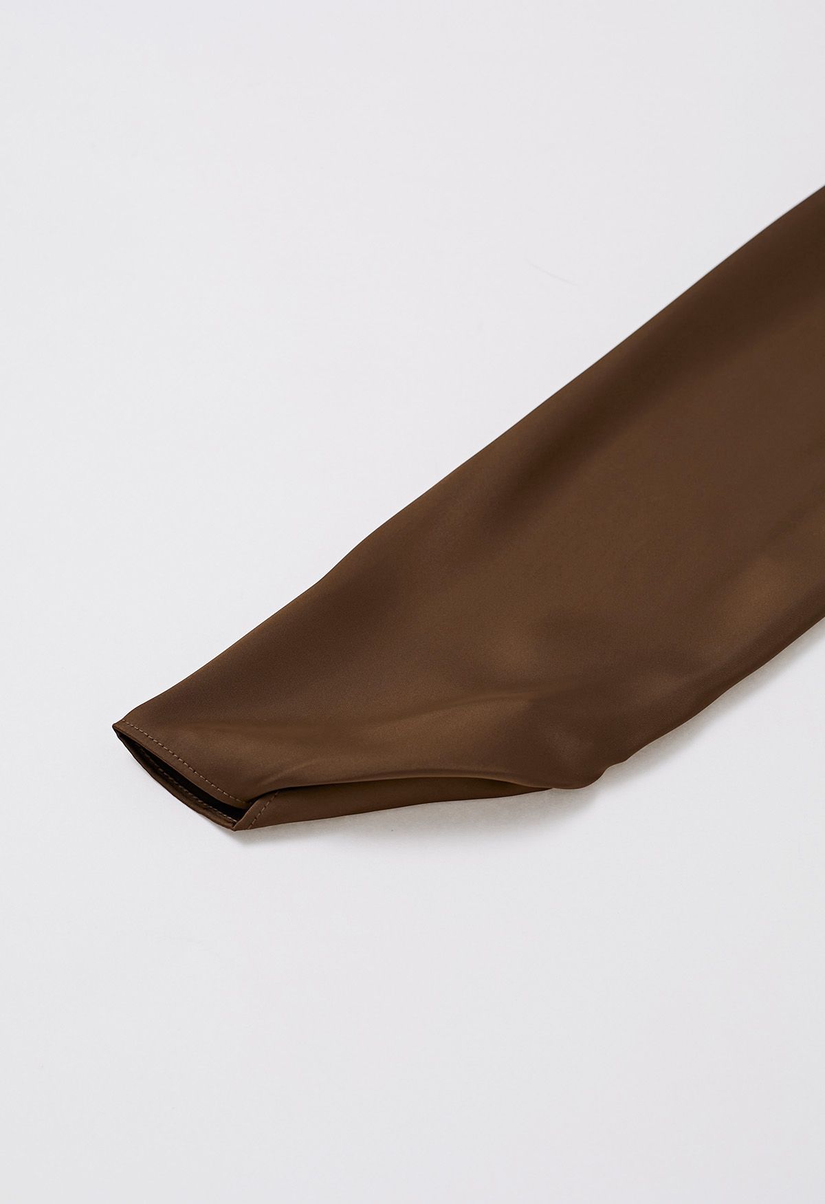 Top asimétrico de manga larga de satén fruncido en marrón