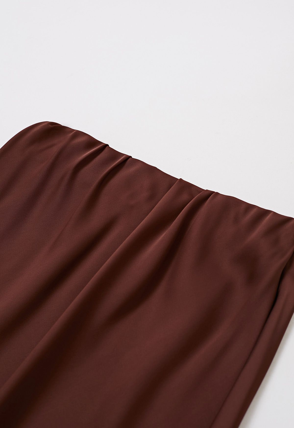 Falda larga de sirena con acabado satinado en color burdeos