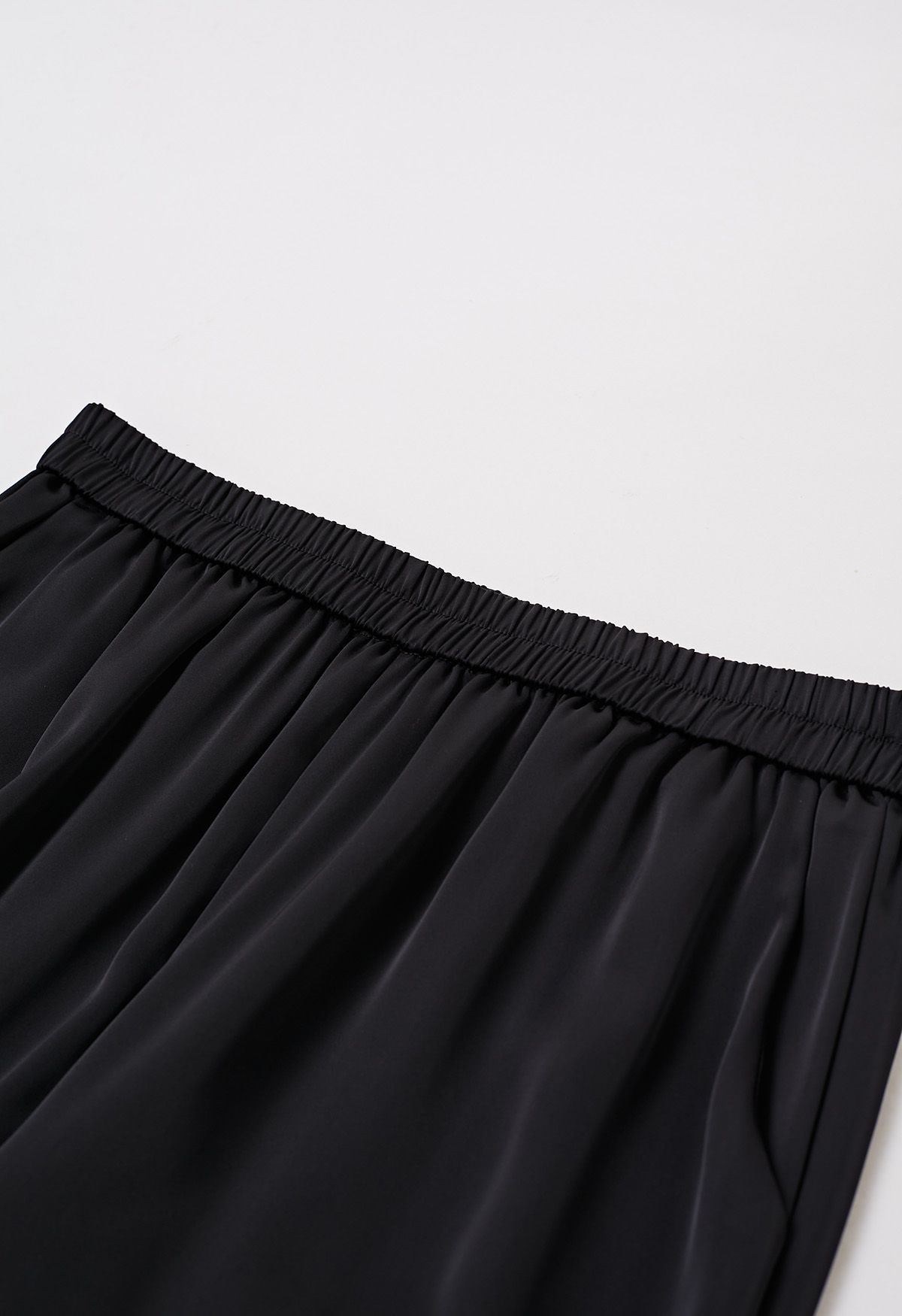 Pantalones sin cordones con acabado satinado en negro
