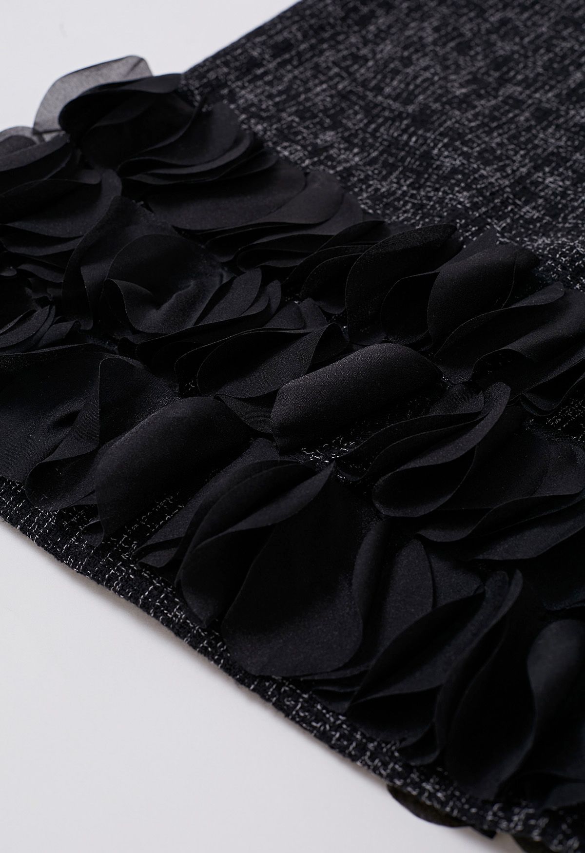 Vestido sin mangas de tweed con dobladillo de pétalos 3D en negro