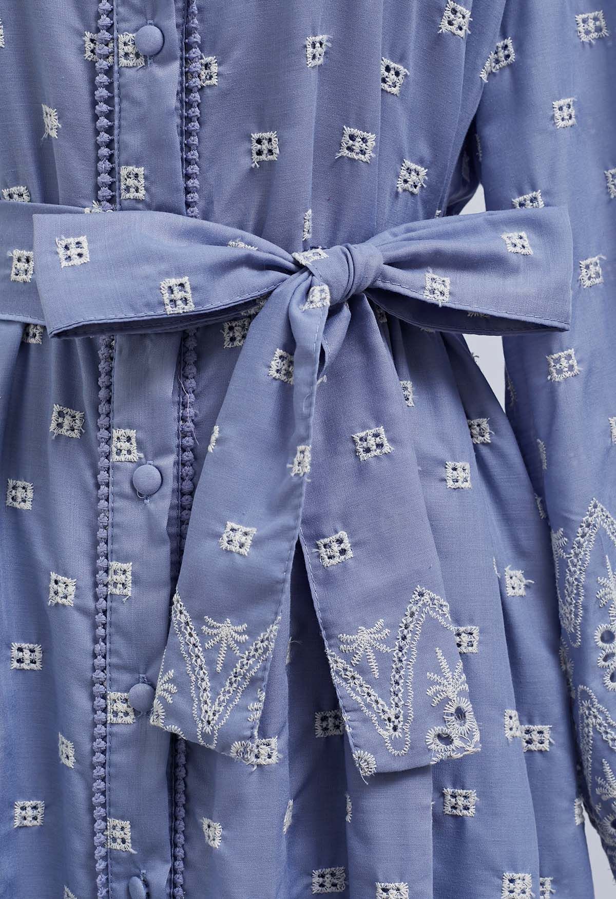Vestido camisero de algodón bordado con ojales y cintura anudada en azul