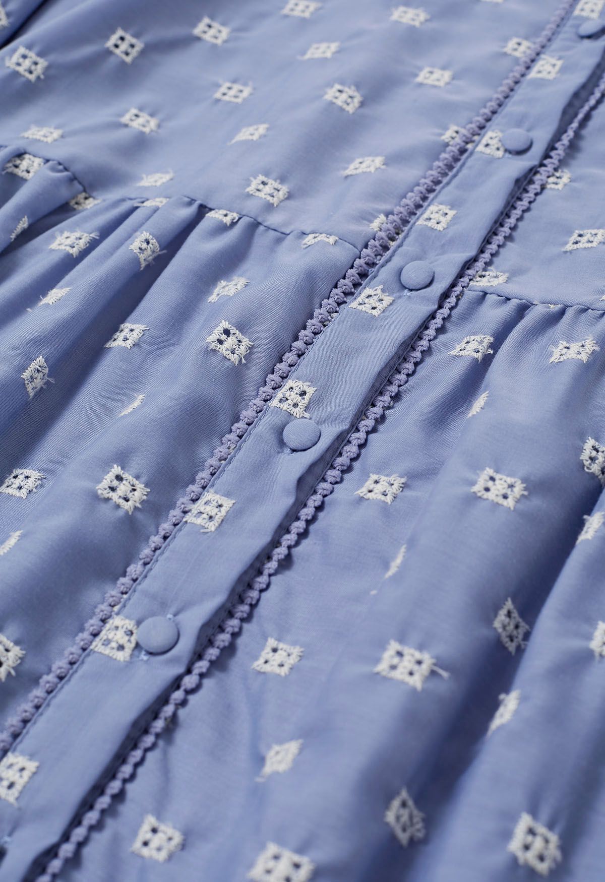 Vestido camisero de algodón bordado con ojales y cintura anudada en azul