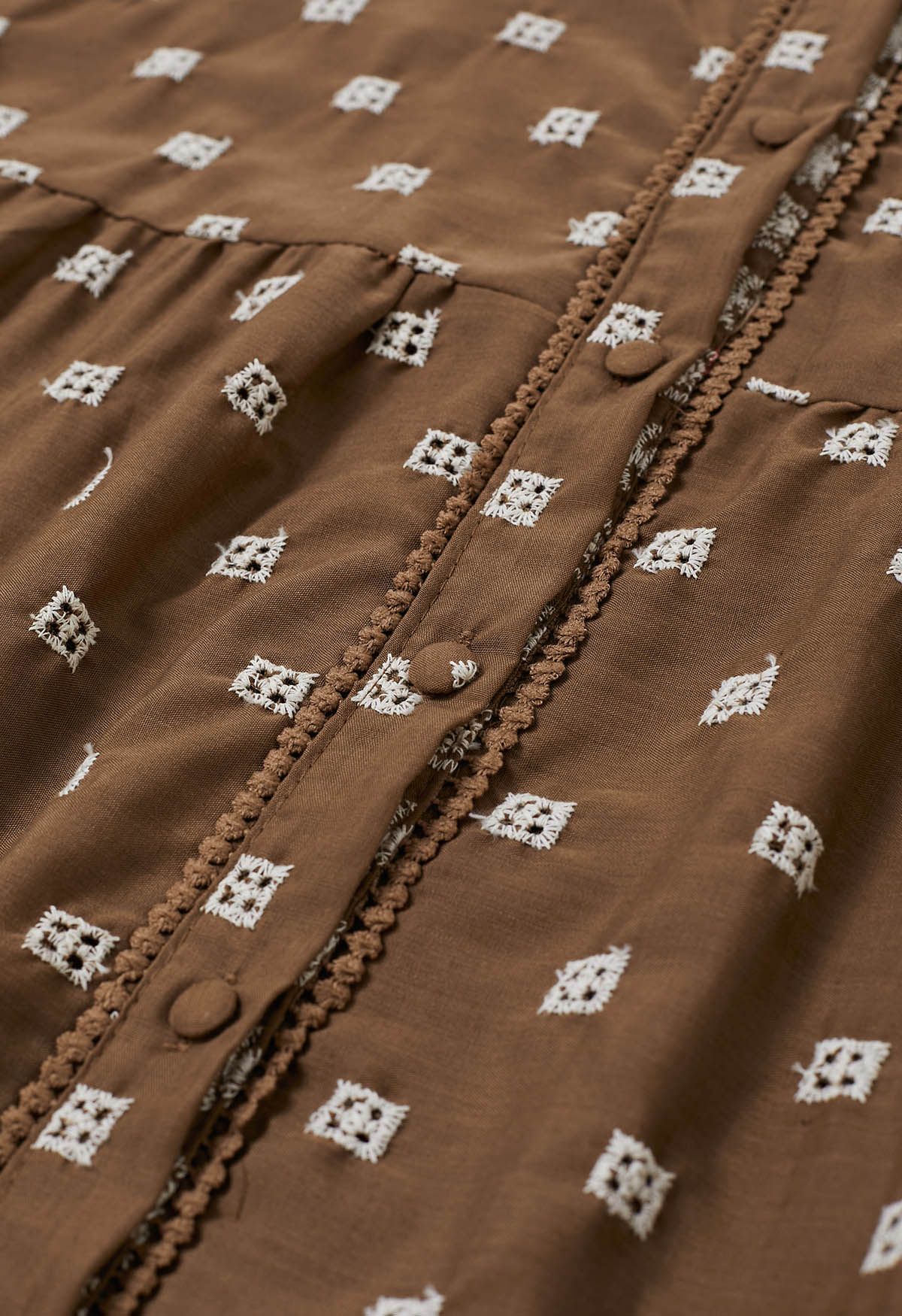 Vestido camisero de algodón con bordado de ojales y cintura anudada en marrón