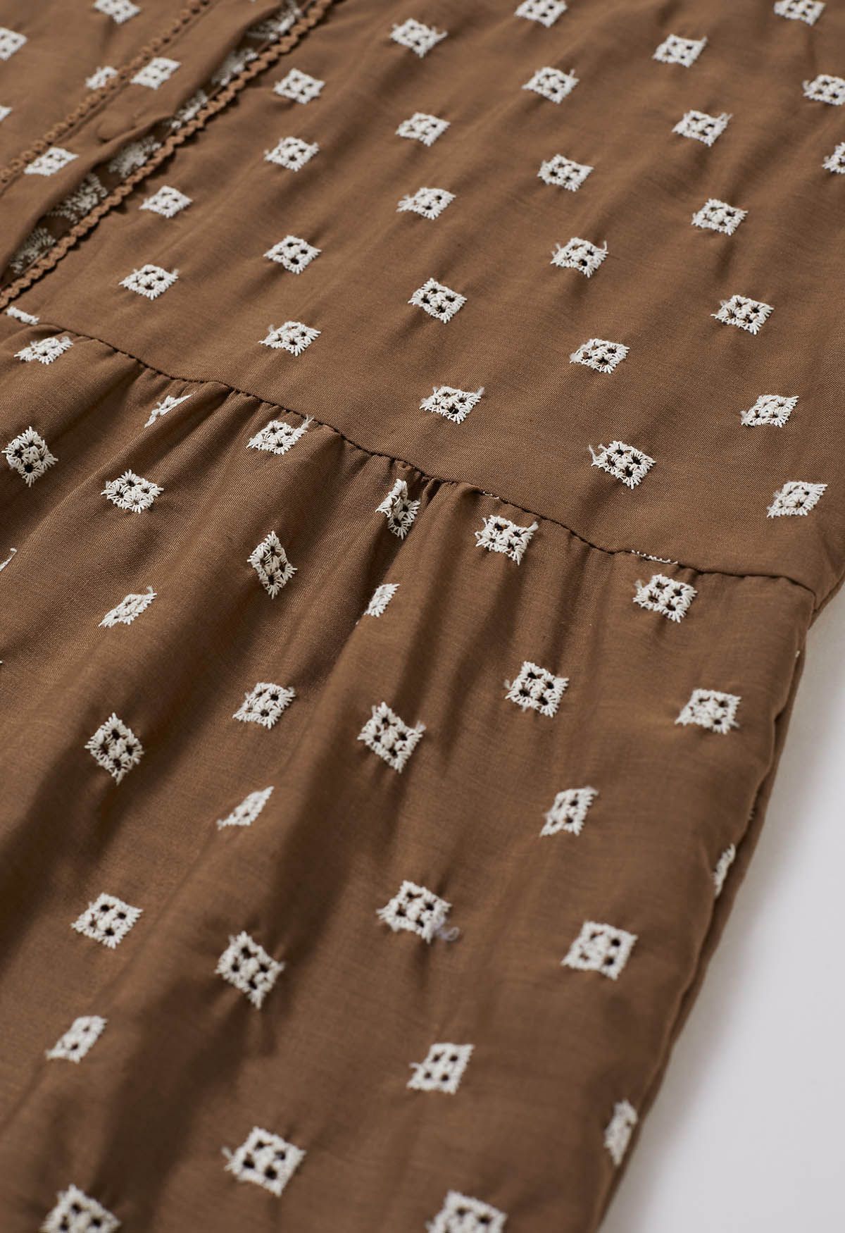 Vestido camisero de algodón con bordado de ojales y cintura anudada en marrón