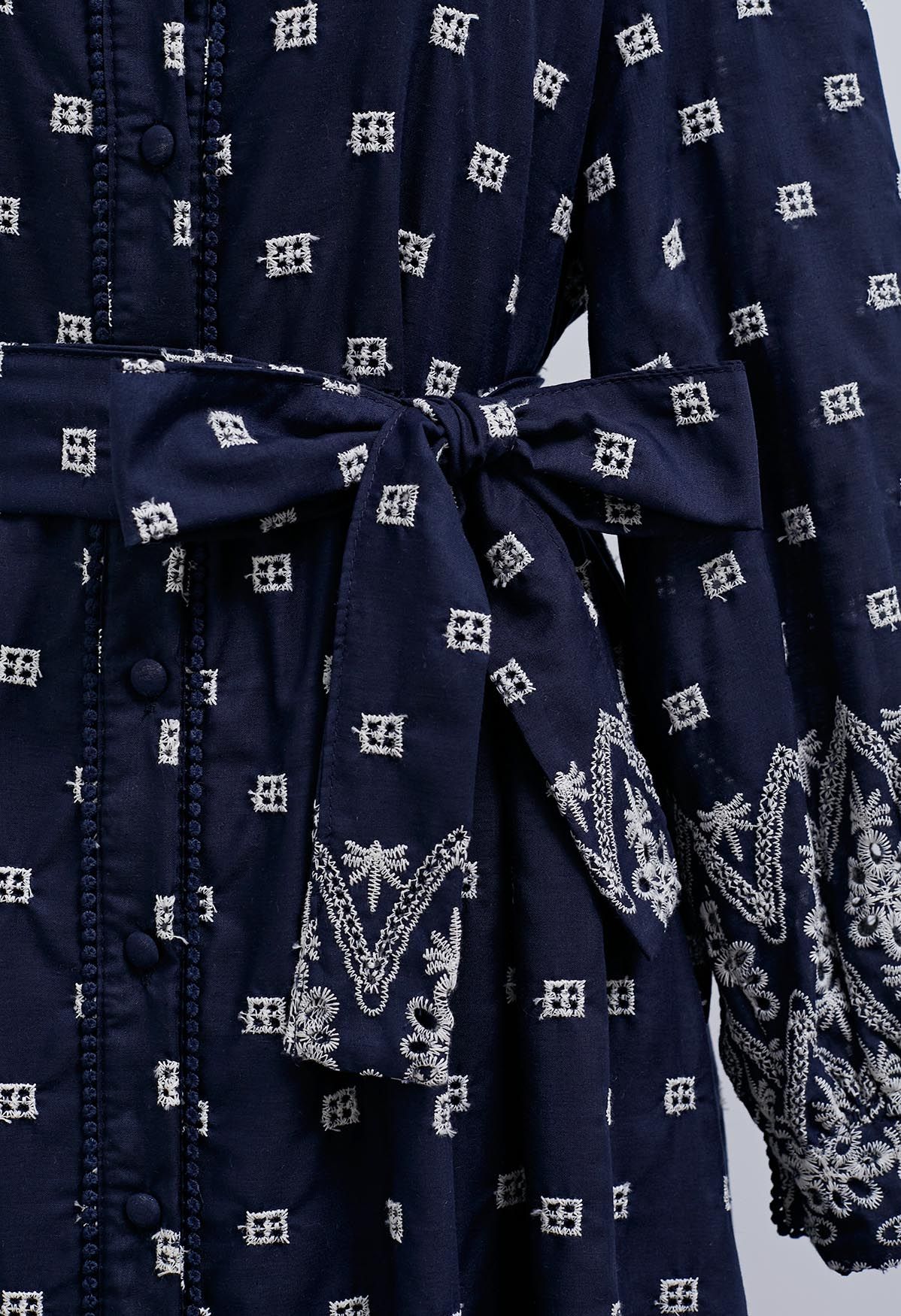 Vestido camisero de algodón bordado con ojales y cintura anudada en azul marino