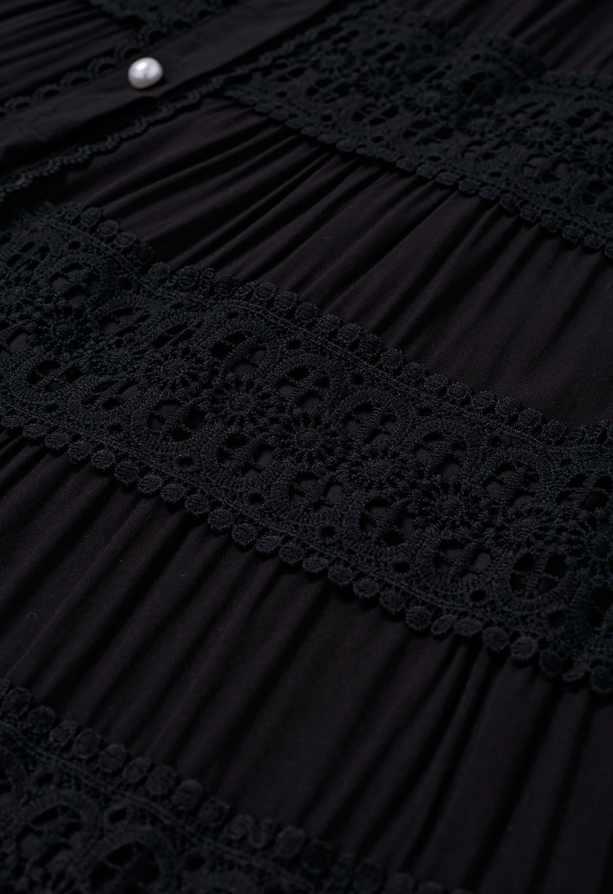 Vestido con botones y cintura anudada con paneles de crochet en negro