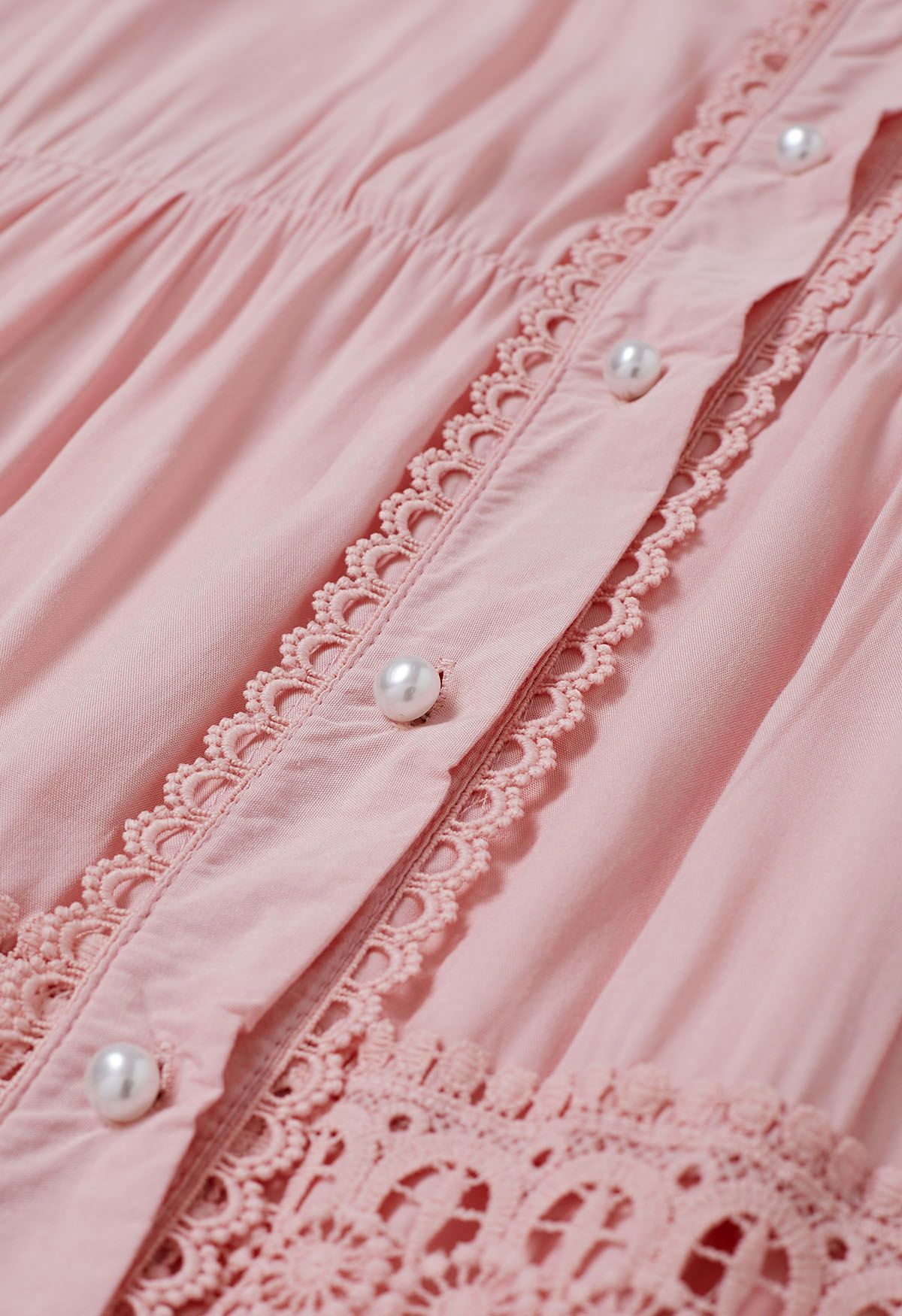 Vestido con botones y cintura anudada con paneles de crochet en rosa