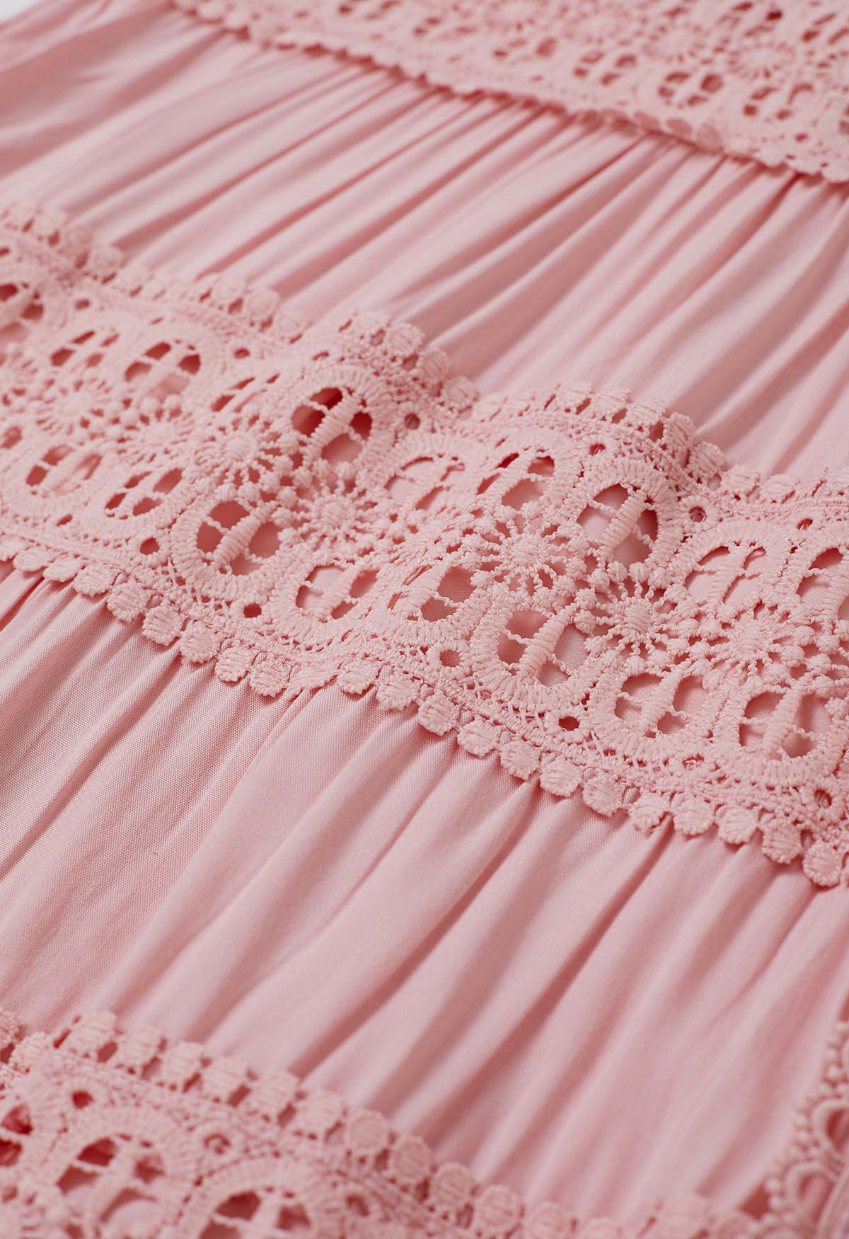 Vestido con botones y cintura anudada con paneles de crochet en rosa