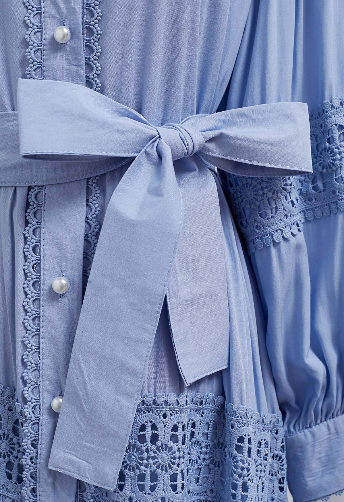 Vestido con botones y cintura anudada con paneles de crochet en azul