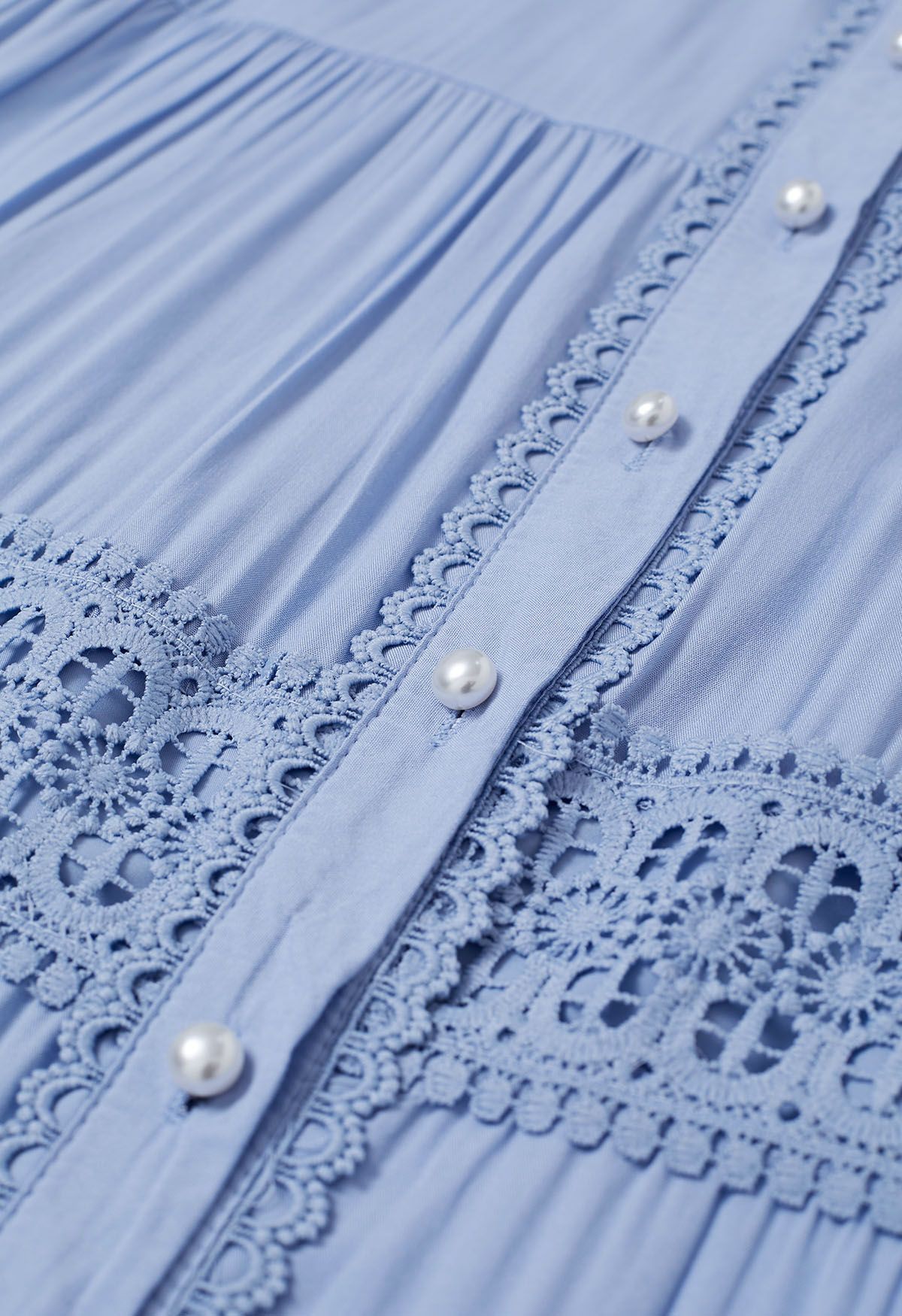 Vestido con botones y cintura anudada con paneles de crochet en azul