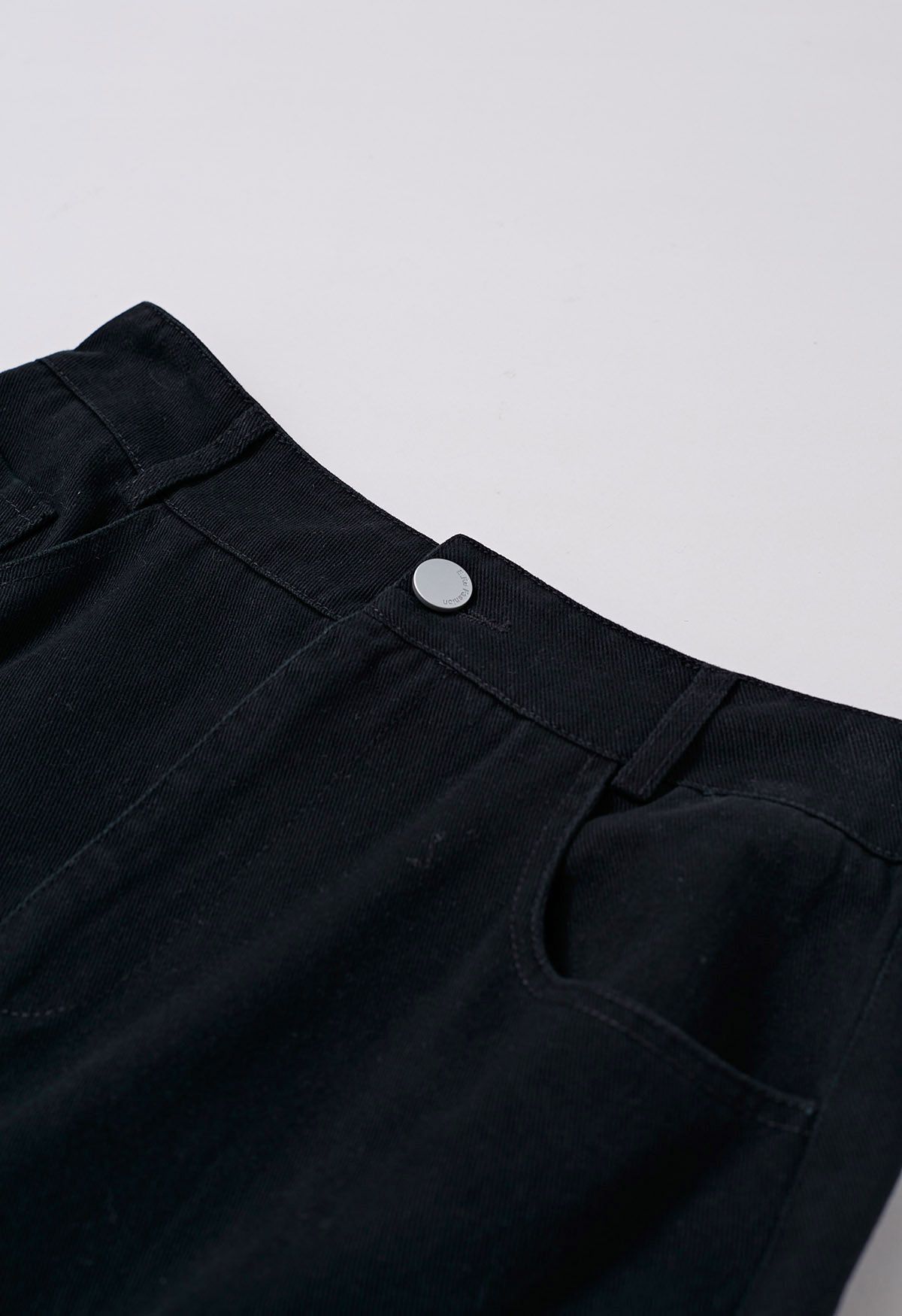 Falda de campana de mezclilla con cinturón y ribete de bolsillo en negro