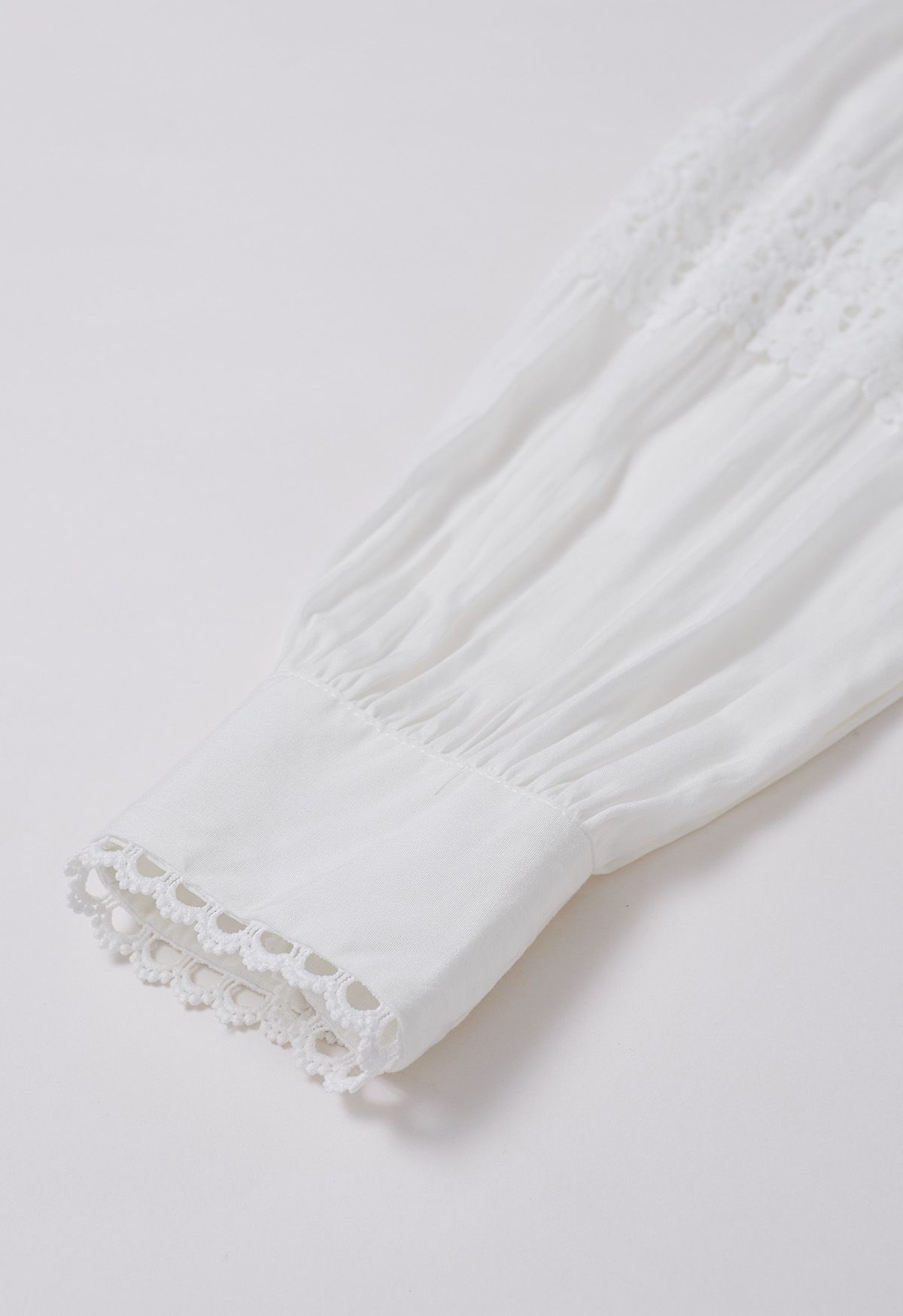 Vestido con botones y cintura anudada con paneles de crochet en blanco