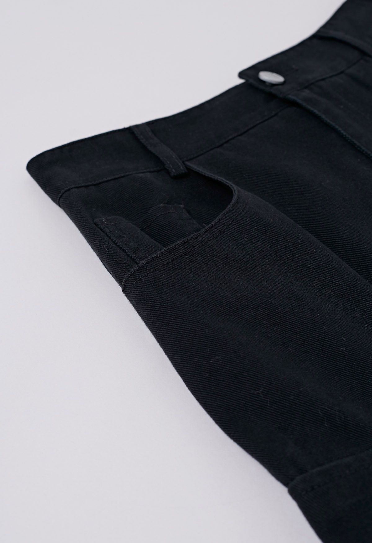 Falda de campana de mezclilla con cinturón y ribete de bolsillo en negro