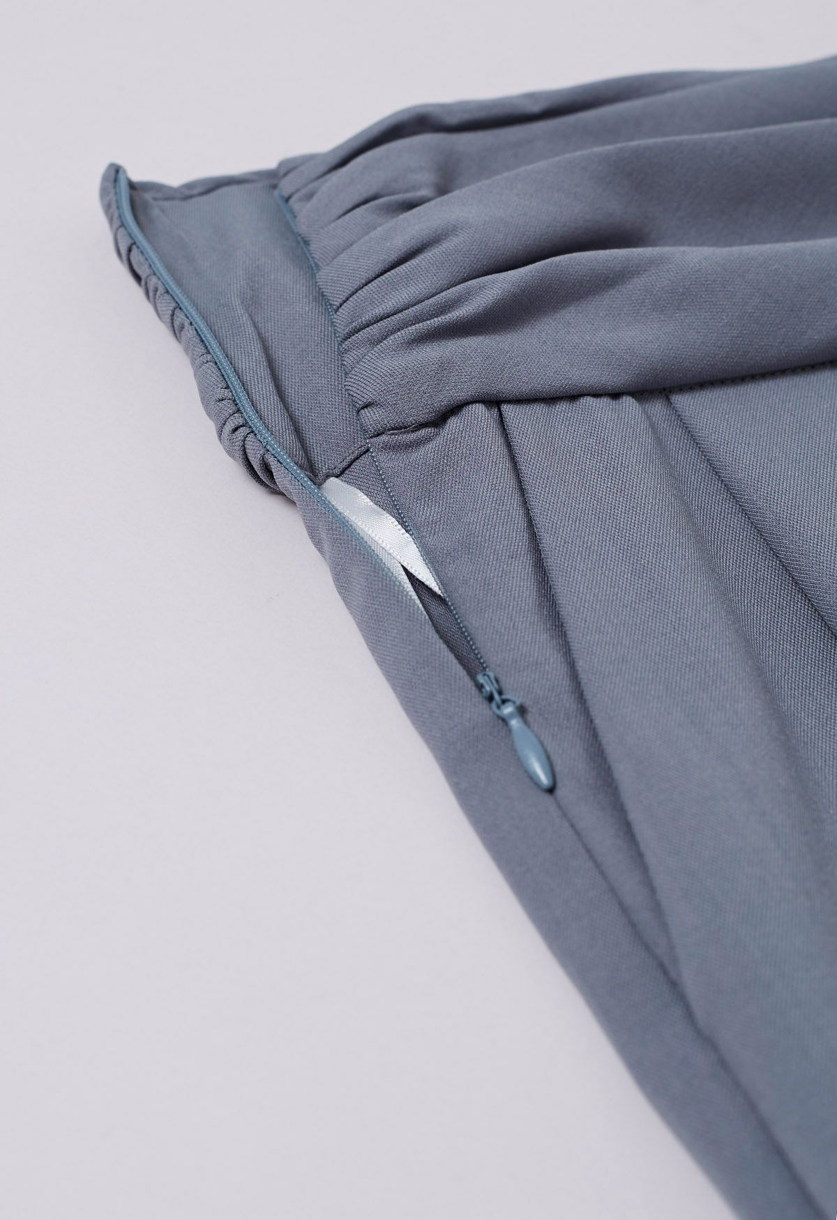 Pantalones anchos plisados de cintura alta con pliegues en azul polvoriento