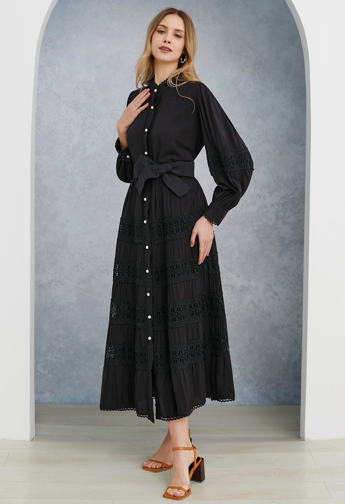 Vestido con botones y cintura anudada con paneles de crochet en negro