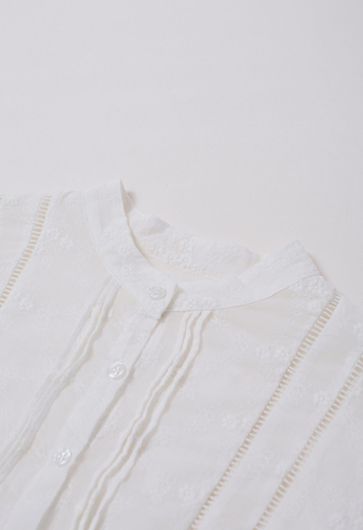 Camisa con botones y pinzas bordadas Floret en blanco