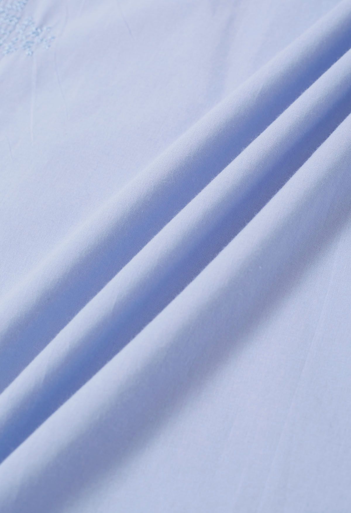 Top de algodón con bordado de hilo y borlas en azul