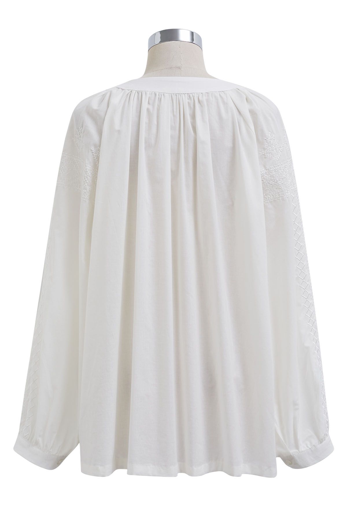 Top de algodón con bordado de hilo y borlas en blanco