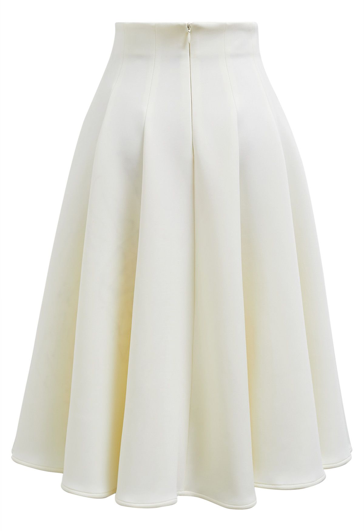 Falda elegante con silueta acampanada en color crema