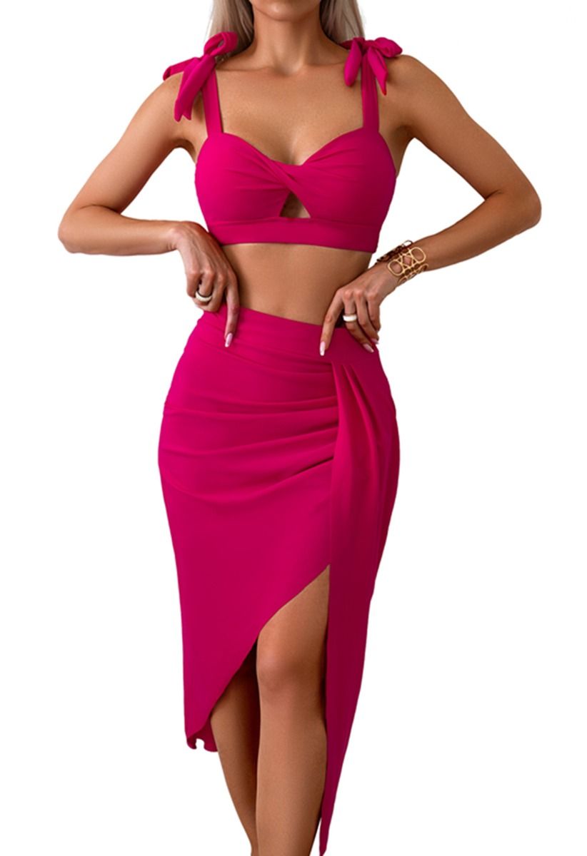 Conjunto de bikini con abertura torcida y hombros anudados en rosa fuerte