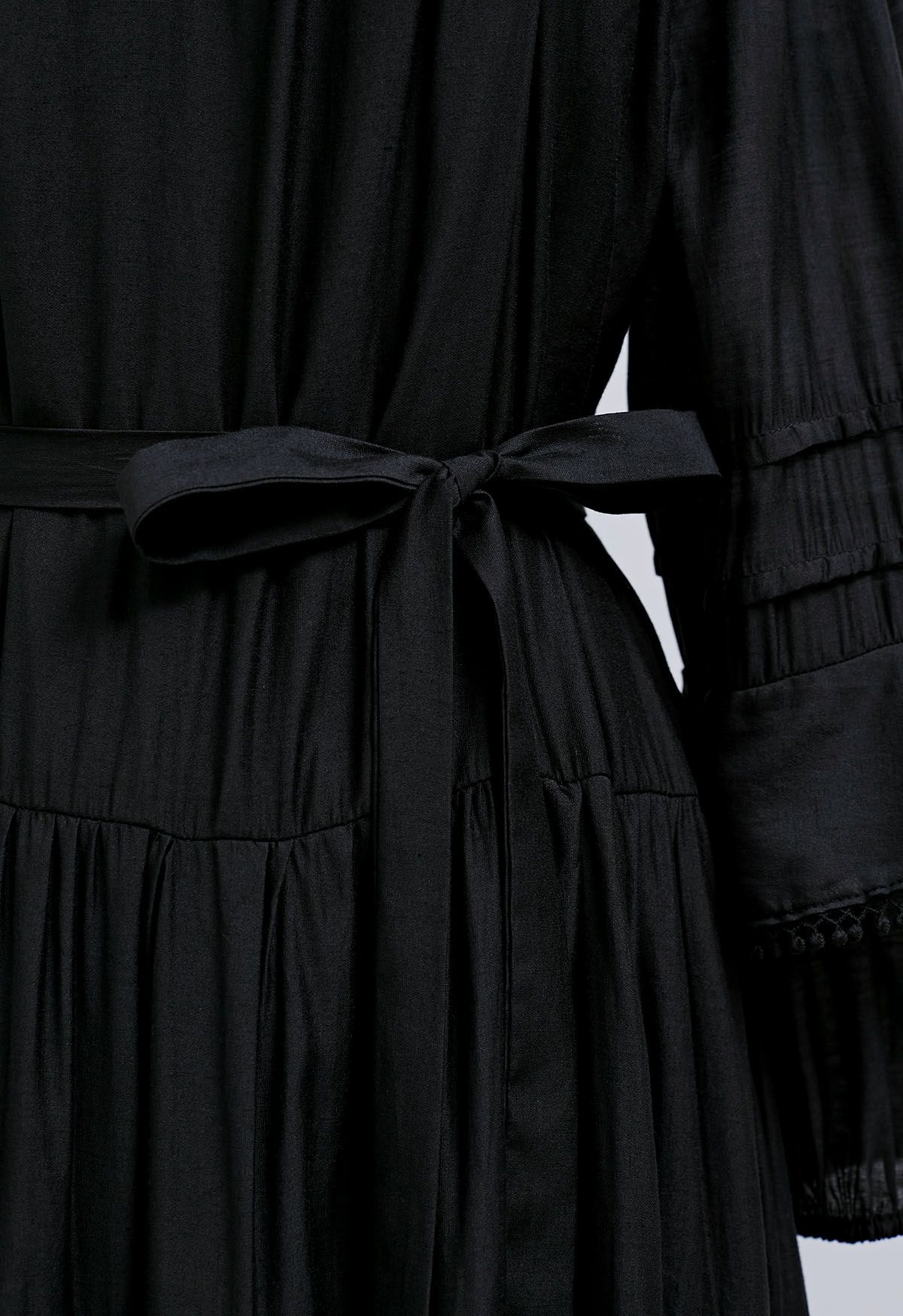 Minivestido con mangas escalonadas y detalle de flecos en negro