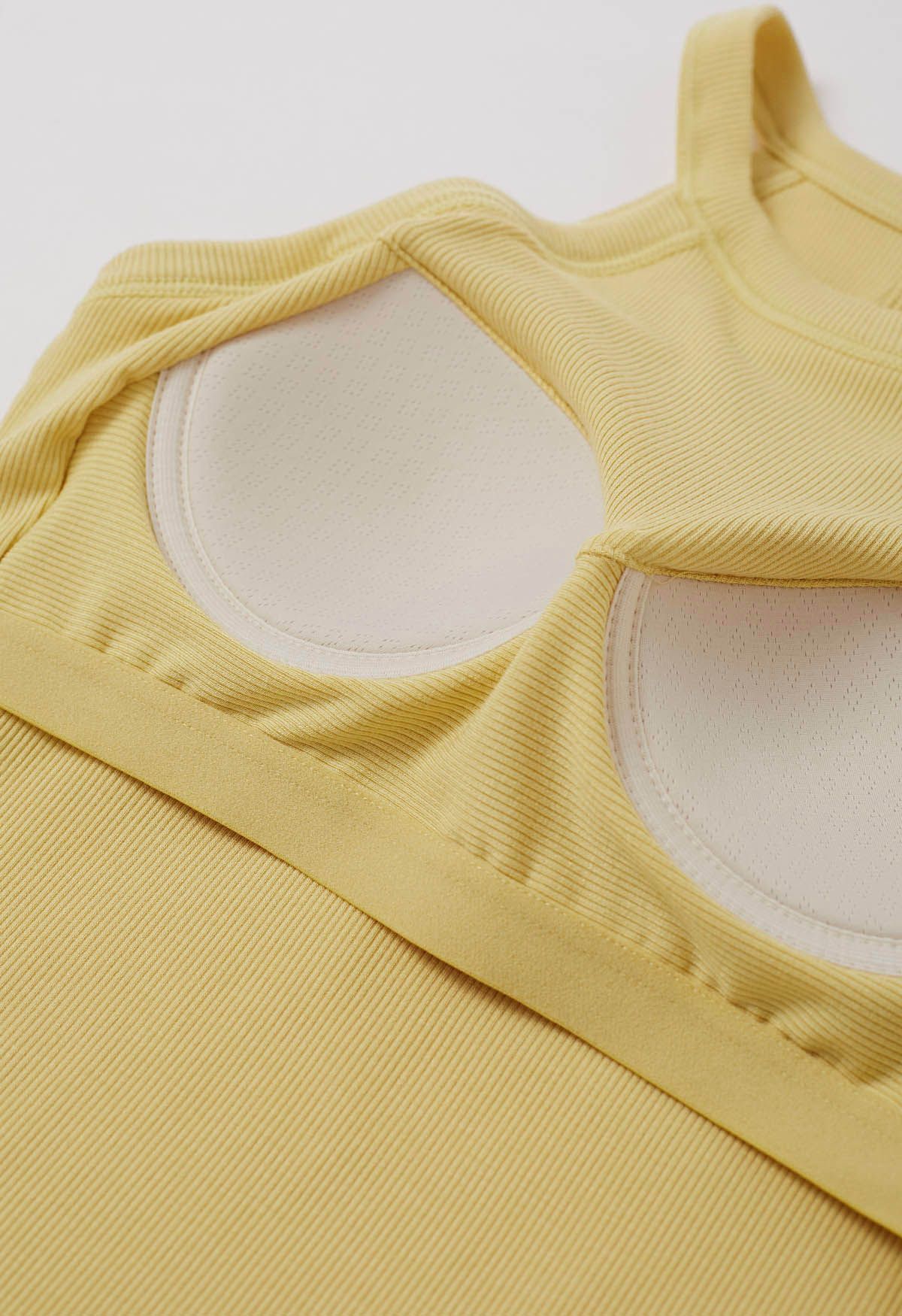 Top corto con cuello halter y textura acanalada en amarillo