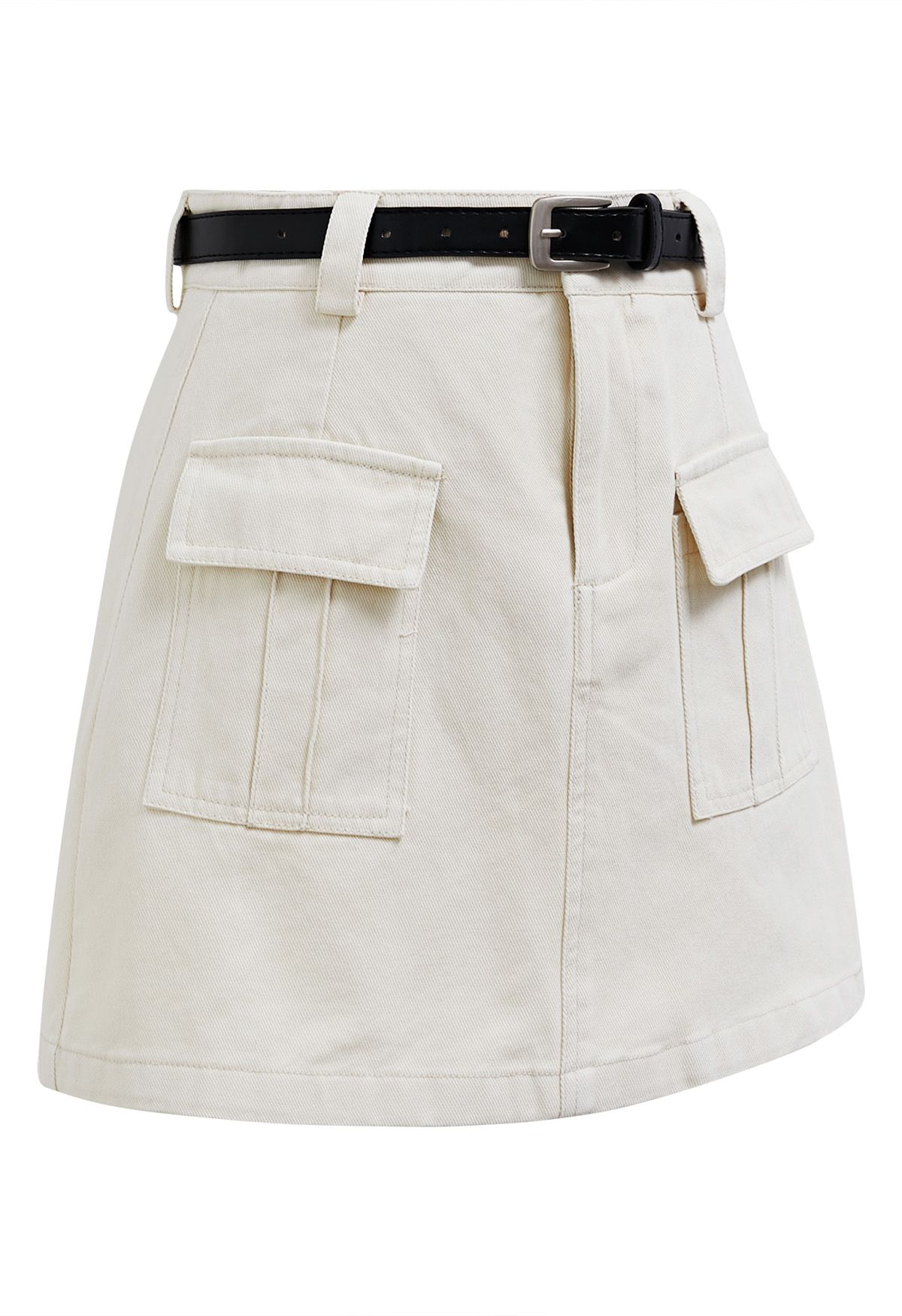 Minifalda vaquera con bolsillo con solapa y cinturón en marfil