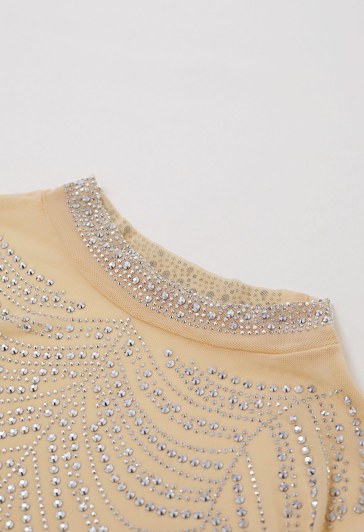 Top corto de malla suave adornado con diamantes de imitación en color nude