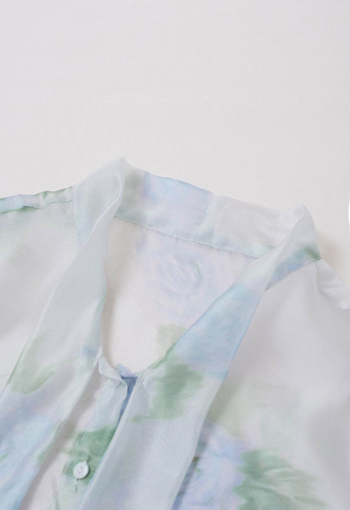 Fascinante camisa transparente con lazo floral de acuarela en azul