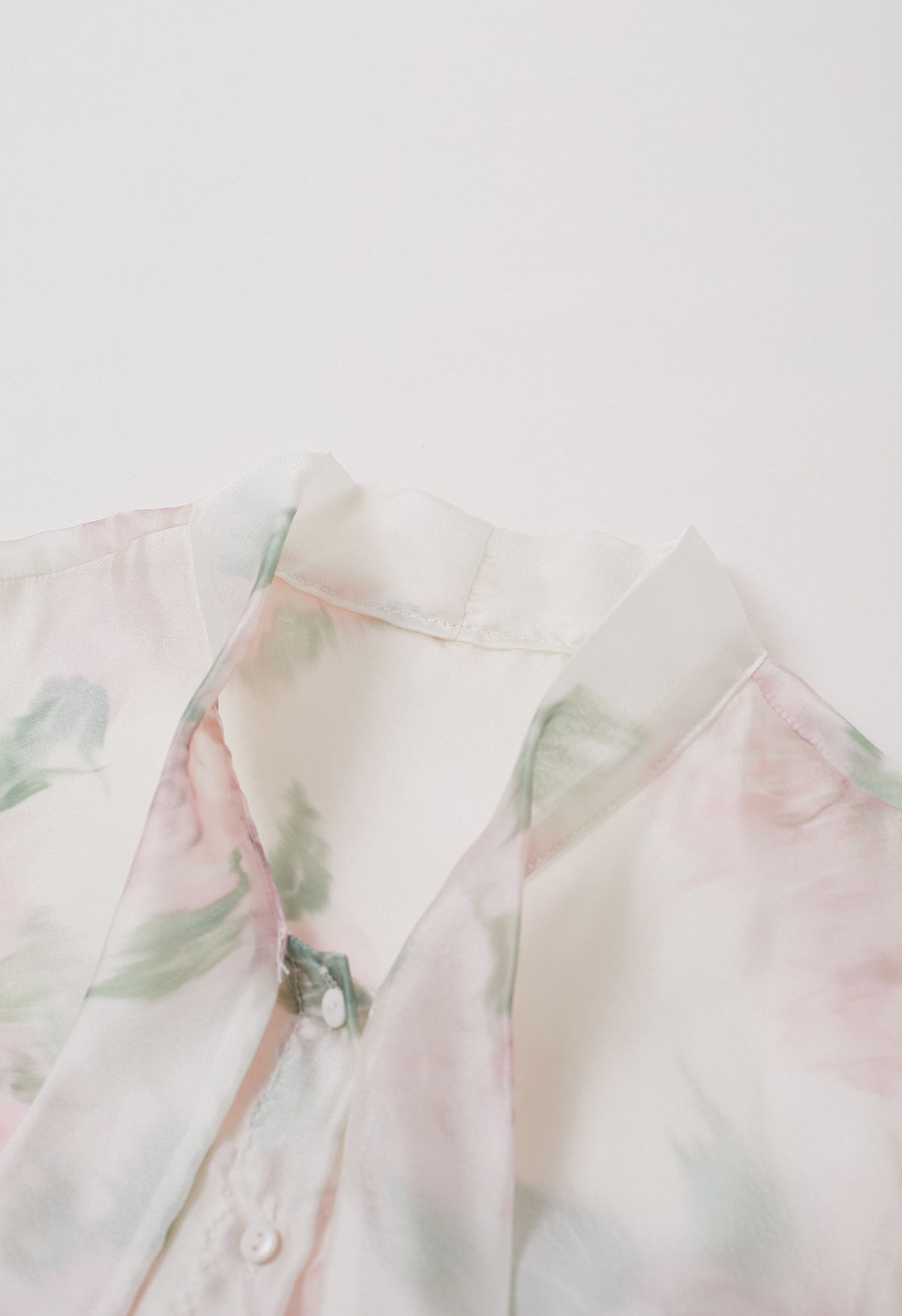 Fascinante camisa transparente con lazo floral de acuarela en color crema