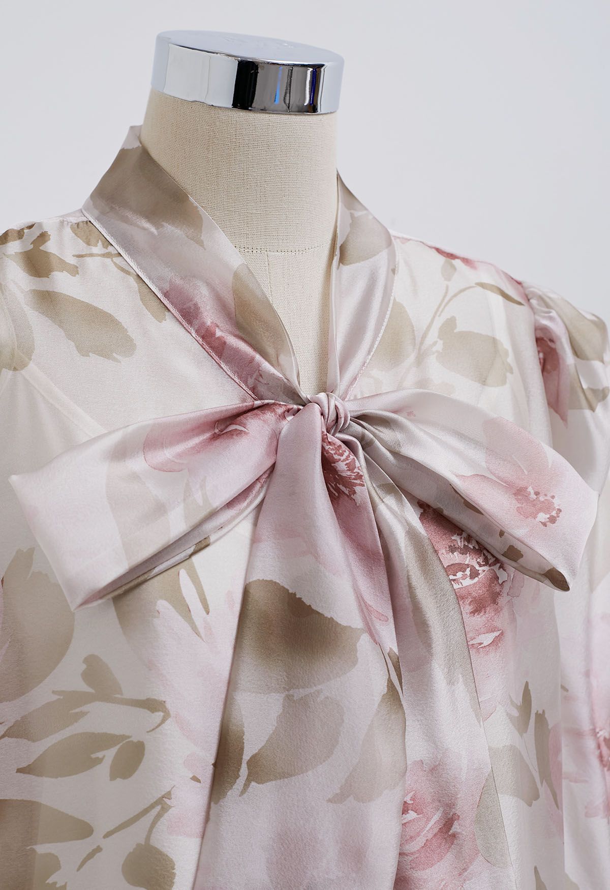Fascinante camisa transparente con lazo floral de acuarela en rosa