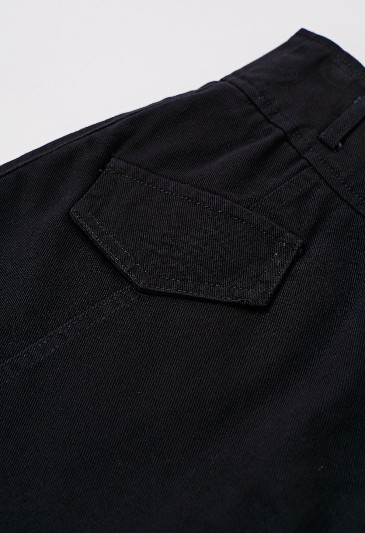 Falda pantalón vaquera con cinturón y bolsillos falsos con solapa en negro