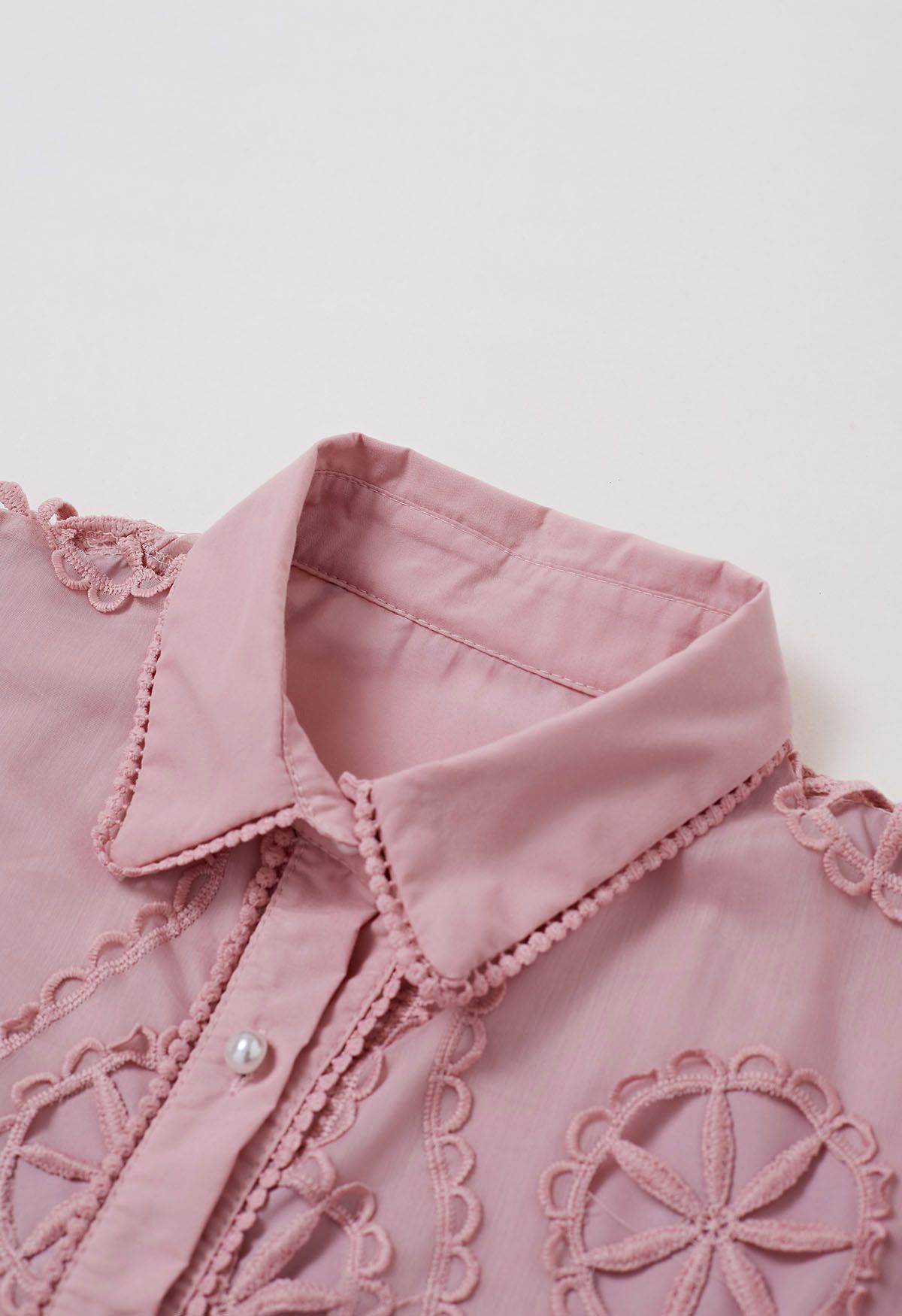 Vestido midi con botones de crochet calado en rosa