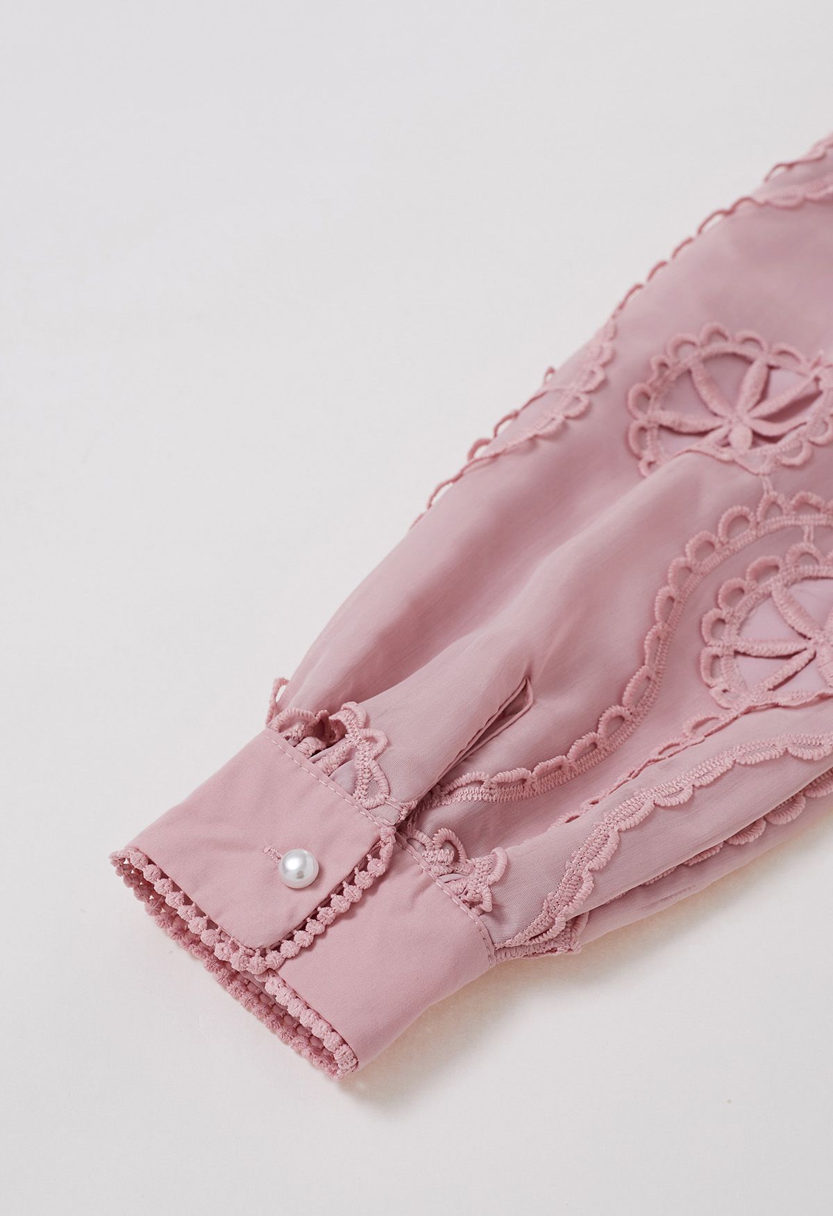 Vestido midi con botones de crochet calado en rosa