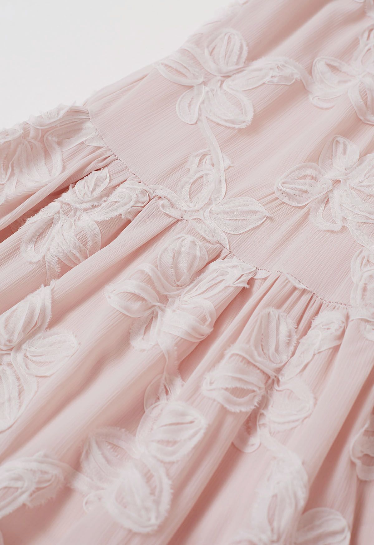 Vestido largo rosa pálido con tirantes y lazo floral