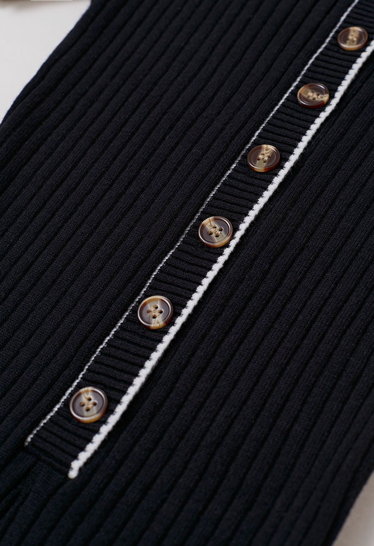 Vestido ajustado de punto de manga corta con botones y cuello en negro