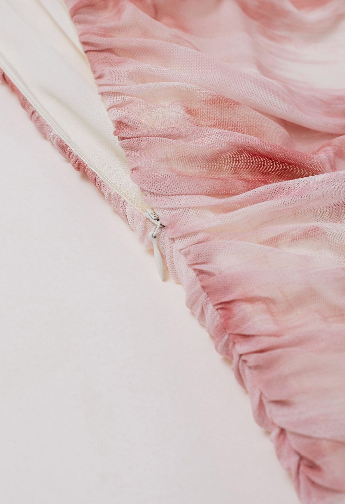 Vestido midi con tirantes anchos y malla fruncida en color acuarela en rosa